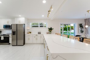 Fridge, microwave, oven, stovetop - Palm Oasis | Salt Pool I Movies I Firepit I Golf (West Palm Beach)