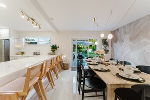 Dining - Palm Oasis | Salt Pool I Movies I Firepit I Golf (West Palm Beach)