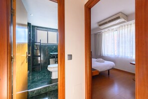 Shower, hair dryer - M (MLE16A2320) Expanded bedroom 1 bedroom in Chamartín (Madrid)