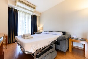 A hotel room with a bed, a desk, and a chair. - M (MLE16A2320) Expanded bedroom 1 bedroom in Chamartín (Madrid)
