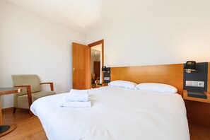 1 bedroom, iron/ironing board, free WiFi - M (MLE16A2320) Expanded bedroom 1 bedroom in Chamartín (Madrid)
