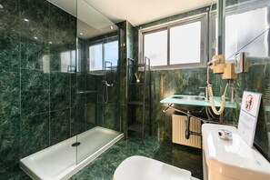 Shower, hair dryer - M (MLE16A2320) Expanded bedroom 1 bedroom in Chamartín (Madrid)