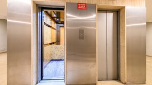 En elevator med et skilt, der angiver, at den ikke må bruges i nødstilfælde.