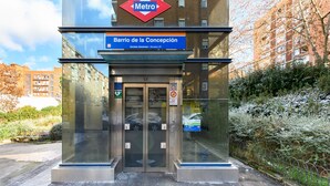Ingang van een Metrostation met een bordje voor 'Barrio de la Concepción' en een lift.
