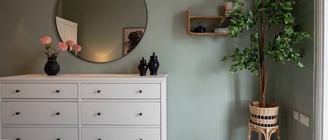 Bügeleisen/Bügelbrett, kostenloses WLAN, Bettwäsche