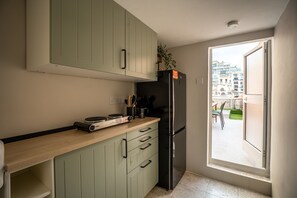 Kjøleskap, mikrobølgeovn, ovn og kaffetrakter/tekoker