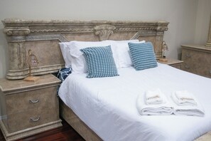 5 chambres, bureau, fer et planche à repasser, lit de bébé portatif