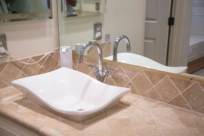 Douche, séchoir à cheveux, serviettes fournies, savon