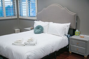 5 habitaciones, escritorio y tabla de planchar con plancha 