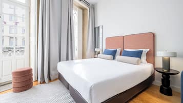 Tabla de planchar con plancha, wifi gratis y ropa de cama