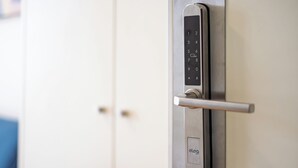 Une porte dotée d’une serrure électronique moderne et d’une poignée.