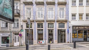Un immeuble à étages, caractérisé par un mélange de styles architecturaux, notamment des fenêtres en arc et des façades à motifs.