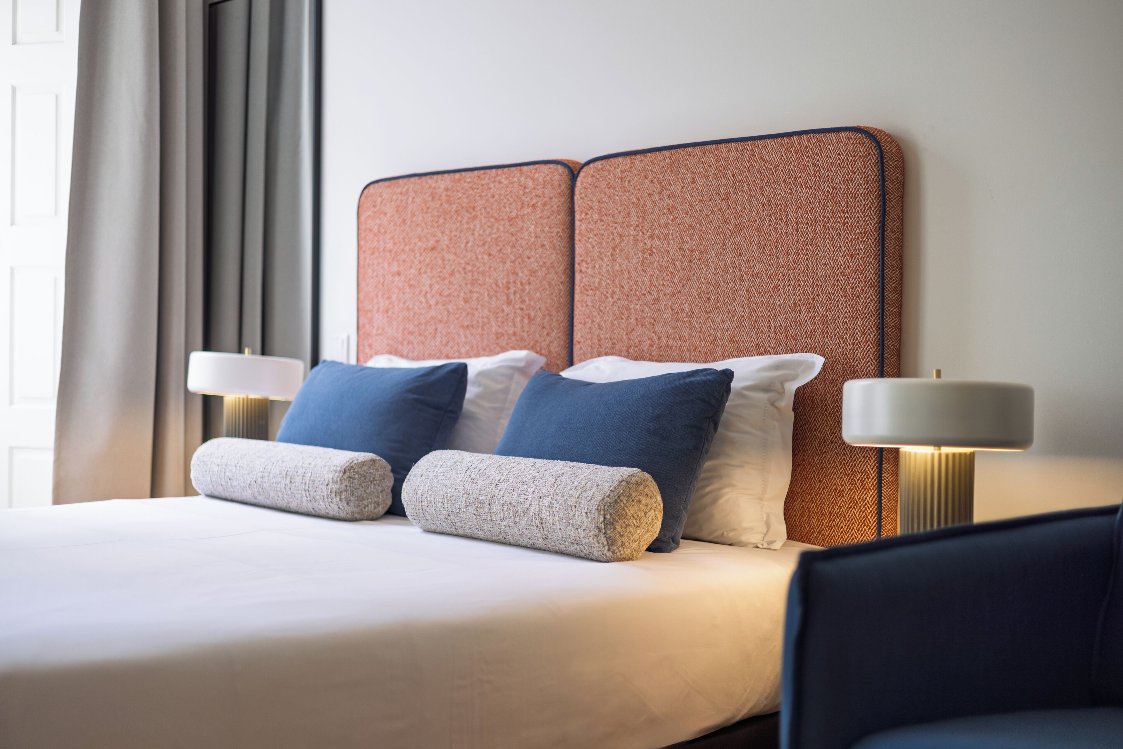 Tabla de planchar con plancha, wifi gratis y ropa de cama 