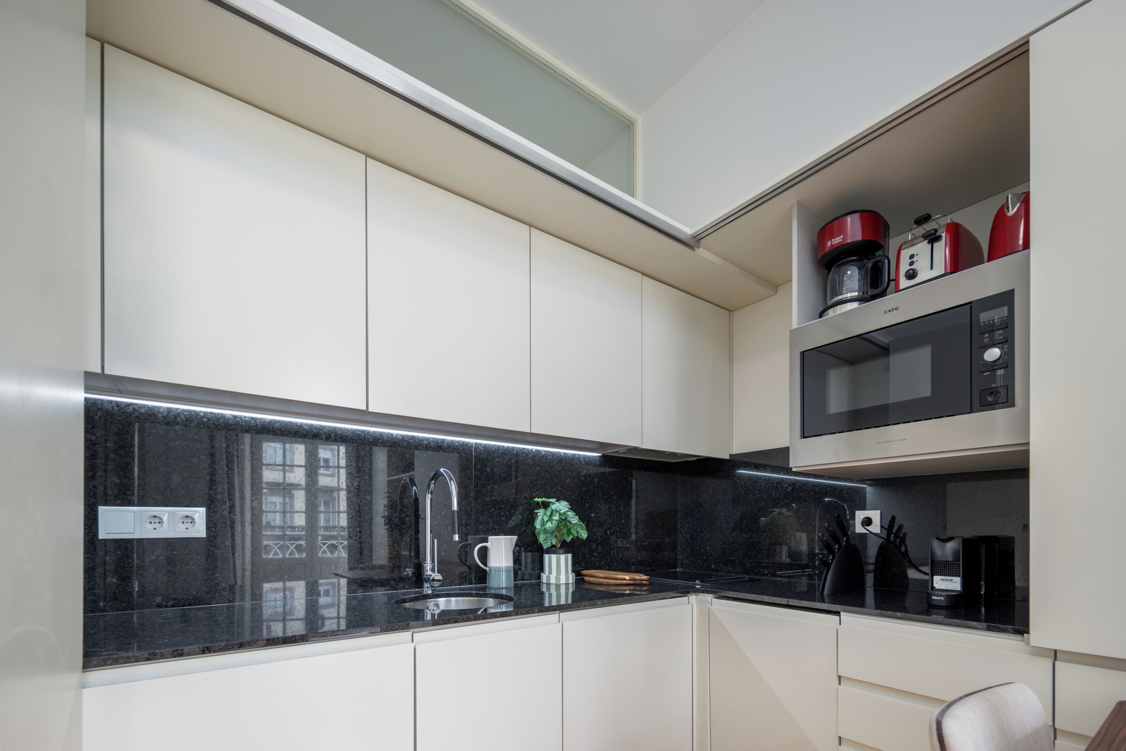 Refrigerador, microondas, placa de cocina, lavavajillas