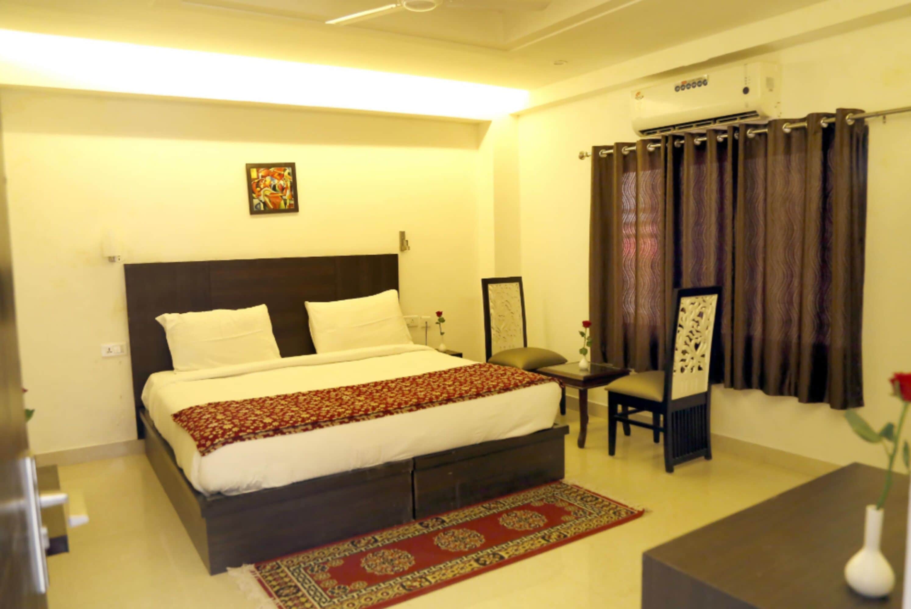 Habitación Deluxe doble, vistas a la ciudad | Escritorio, wifi gratis, ropa de cama