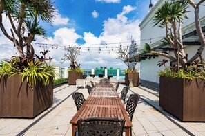 Outdoor dining - MADISON Premier Residence (One)