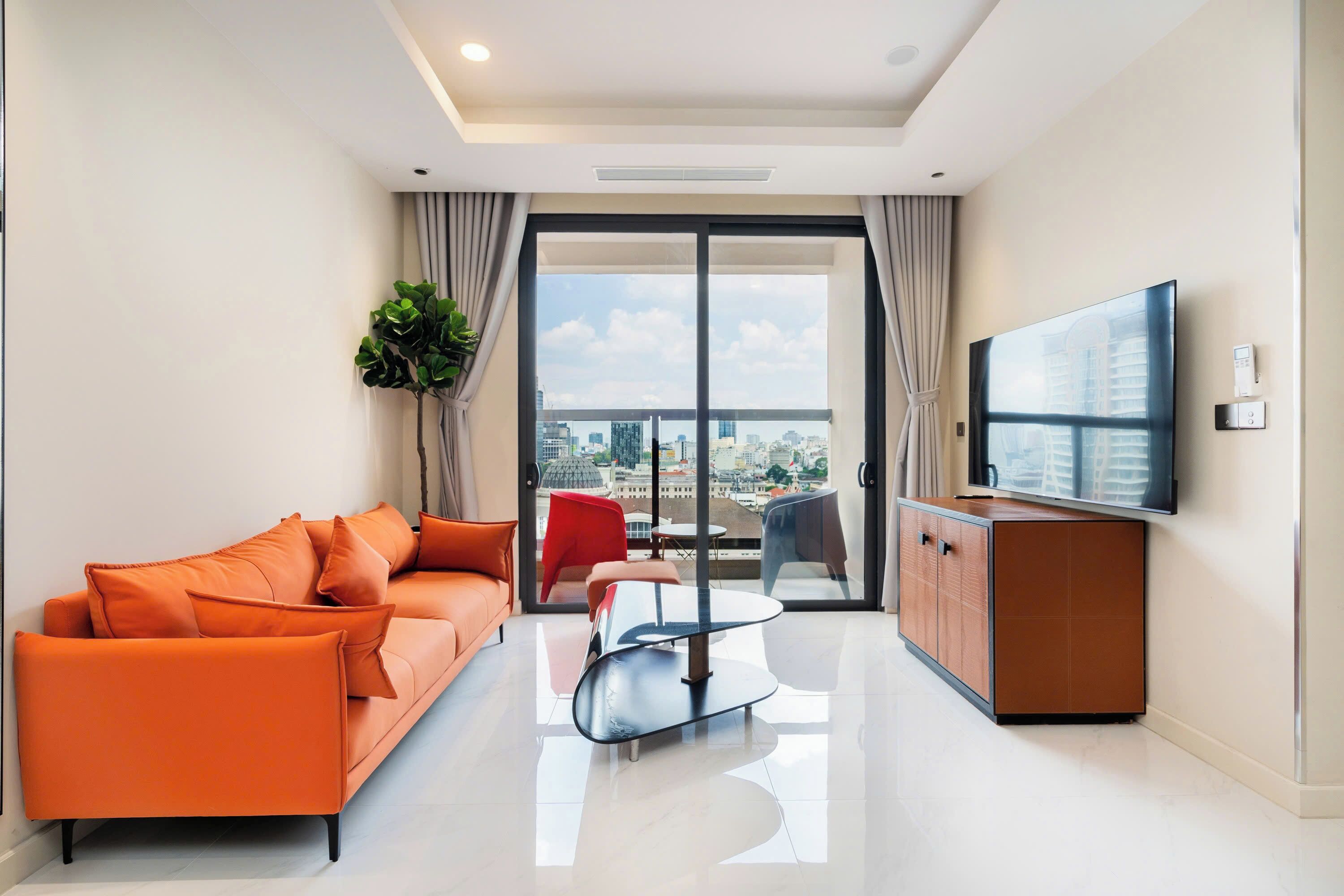 Deluxe-huoneisto, 2 makuuhuonetta, parveke, kaupunkinäköala | Oleskelualue | 49–tuumainen taulutelevisio, jossa kaapelikanavat