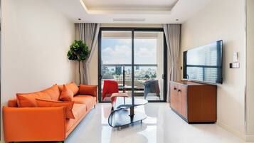 Deluxe-huoneisto, 2 makuuhuonetta, parveke, kaupunkinäköala | Oleskelualue | 49–tuumainen taulutelevisio, jossa kaapelikanavat