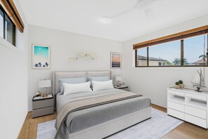 Iron/ironing board, WiFi, bed sheets - Beach & Wave Break Island Views (Biggera Waters)