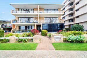 Exterior - Beach & Wave Break Island Views (Biggera Waters)