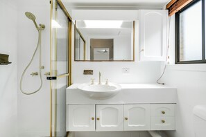 Douche, sèche-cheveux, serviettes fournies, papier toilette