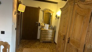 A hallway with a wooden wardrobe, a mirror, and a dresser. - Complete Winterberg residence Fichtenweg 54, near the slopes and Bikepark. (Winterberg)