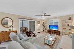 TV - Gulf Westwind 3-1. Across the street from Beach! Resort style pool. (Fort Myers Beach)