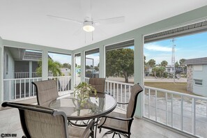 Outdoor dining - Gulf Westwind 3-3. Across the street from Beach! Resort style pool. (Fort Myers Beach)