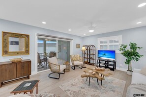 TV - Gulf Westwind 3-3. Across the street from Beach! Resort style pool. (Fort Myers Beach)