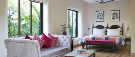 Tabla de planchar con plancha, wifi y ropa de cama