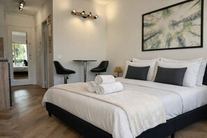 Tabla de planchar con plancha, wifi, ropa de cama