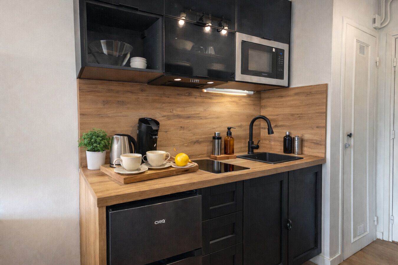 Réfrigérateur, micro-ondes, four, cafetière/bouilloire