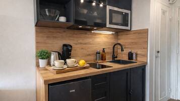 Réfrigérateur, micro-ondes, four, cafetiÚre/bouilloire