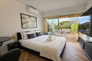 Tabla de planchar con plancha, wifi y ropa de cama 