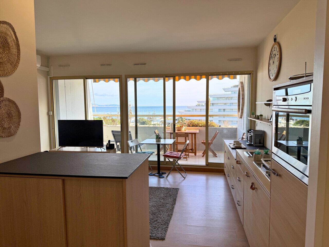 Micro-ondas, fogão, cafeteira/chaleira, mesas de jantar