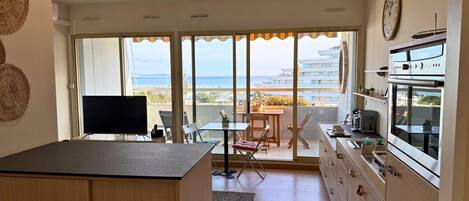 Micro-ondas, fogão, cafeteira/chaleira, mesas de jantar