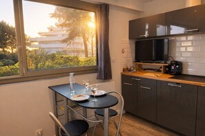 Dining - Studio - marina sea view- smart (Villeneuve-Loubet)