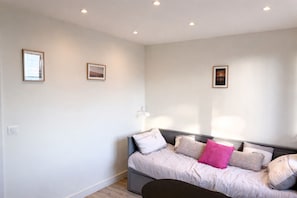 Ein Schlafzimmer mit einem Bett, einem Nachttisch und einer Wandlampe.