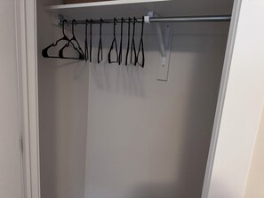 Interior - Private Room & Bath with dedicated Workspace in Barrhaven, Ottawa (Ottawa)