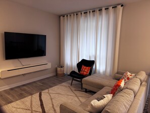 TV - Private Room & Bath with dedicated Workspace in Barrhaven, Ottawa (Ottawa)