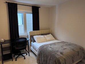 3 bedrooms, iron/ironing board, WiFi, bed sheets - Private Room & Bath with dedicated Workspace in Barrhaven, Ottawa (Ottawa)