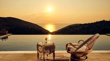 Seasonal outdoor pool, sun loungers