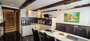 Frigorifero, forno, piano cottura, lavastoviglie