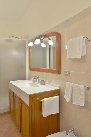 Shower, hair dryer, bidet, towels - Your corner of the Sun in Rome, in a few minutes you are in the center of Rome (Roma)