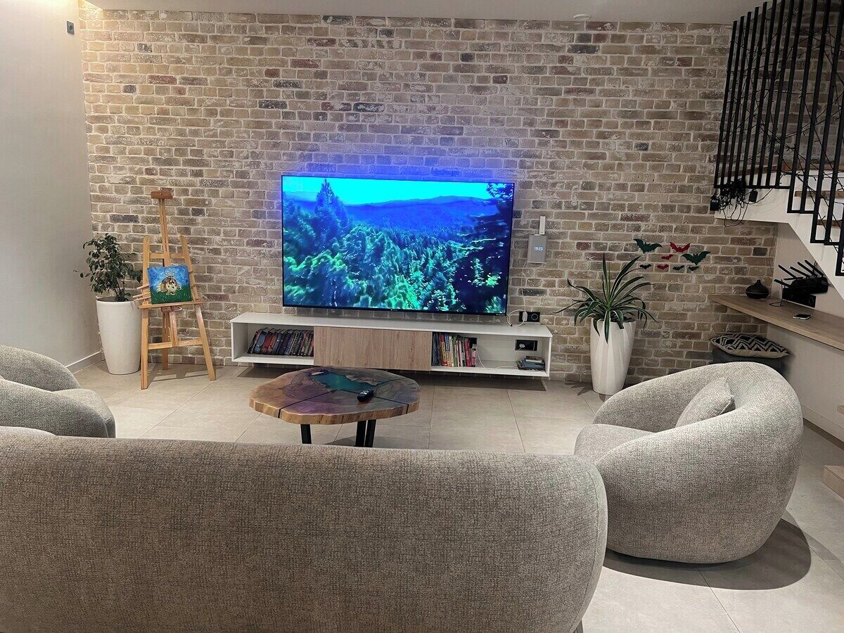 Smart-tv, eldstad, böcker och en stereo