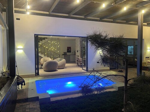 Hi-Tech Oasis — Loft Villa with Outdoor Jacuzzi