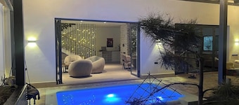 Hi-Tech Oasis — Loft Villa with Outdoor Jacuzzi