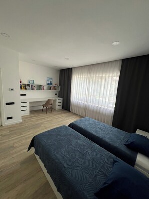 3 soverom, safe på rommet, skrivebord og strykejern/-brett