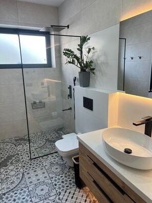 Shower, jetted bath, hair dryer, bidet