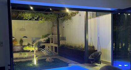 Hi-Tech Oasis — Loft Villa with Outdoor Jacuzzi